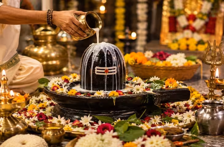 Rudrabhishek Vastu Tips: घर में रुद्राभिषेक कराने से पहले रखें इन 4 बातों का ध्यान, जानें पूजा के सभी नियम