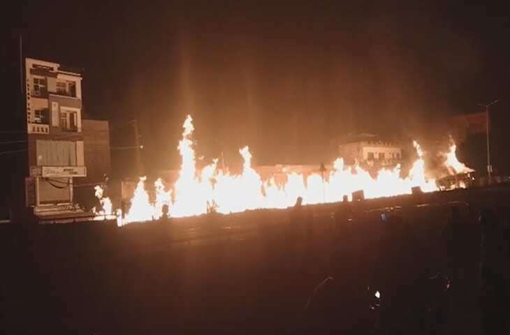 हाइवे पर केमिकल टैंकर और ट्रेलर की जोरदार भिड़ंत, आग लगने से अफरा-तफरी