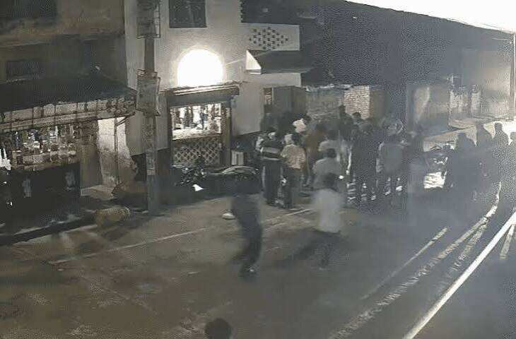 मुजफ्फरनगर में स्कूटी और बाइक की आमने-सामने टक्कर, हादसे में दो लोग घायल; VIDEO सामने आया