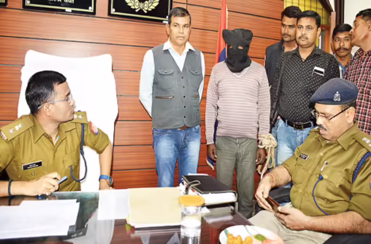 15 हजार के इनामी बदमाश पप्पू नाई ट्रैक्टर धोखाधड़ी मामले में गिरफ्तार, वीडियो में देखें भतीजी की शादी में पहुंचने पर दबोचा