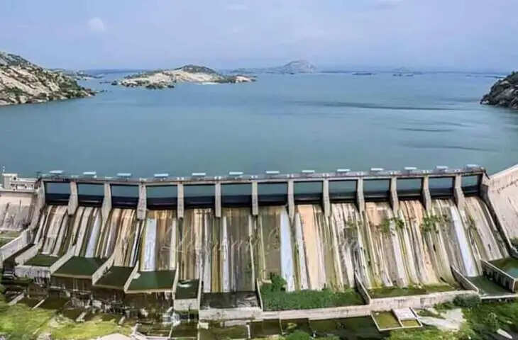 राजस्थान के सबसे बड़े बांधों में से एक जवाई बांध करीब 49 लाख लोगों की जीवन रेखा है। राजस्थान की सबसे प्रसिद्ध लूनी नदी की सहायक नदी जवाई पर बना जवाई बांध अपने आसपास के शहरों के लिए वन रक्षक का काम करता है। इसके साथ ही यह बांध अपनी अद्भुत प्राकृतिक सुंदरता और वन्य जीवन के लिए भी पूरी दुनिया में काफी प्रसिद्ध है। पर्यटक यहां दुनिया के अलग-अलग हिस्सों से आए प्रवासी पक्षियों को देखने का भी लुत्फ उठा सकते हैं। तो चलिए आज हम आपको देश के सबसे खूबसूरत बांधों में से एक जवाई बांध की वर्चुअल सैर पर ले चलते हैं।   यह बांध भारत के राजस्थान राज्य के पाली जिले में सुमेरपुर शहर के पास स्थित है। इस बांध का निर्माण जोधपुर के महाराजा उम्मेद सिंह ने करवाया था। जवाई बांध राजस्थान के पाली, राजसमंद और उदयपुर जिलों में अरावली पहाड़ियों के सबसे ऊबड़-खाबड़ और जंगली हिस्से में स्थित है इसे अंततः 1946 में आकार दिया गया। इस परियोजना का उद्देश्य नदी पर बांध बनाकर जलाशय बनाना था, जिसका उपयोग जल सिंचाई और जलविद्युत उत्पादन के लिए किया जा सके। इस बांध का निर्माण 12 मई 1946 को शुरू हुआ था, जो वर्ष 1957 में पूरा हुआ। इस बांध का निर्माण ब्रिटिश इंजीनियर एडगर और फर्ग्यूसन के निर्देशन में शुरू किया गया था, हालांकि आजादी के इस बांध का निर्माण मोती सिंह की देखरेख में पूरा हुआ था।  यह पश्चिमी राजस्थान का सबसे बड़ा मानव निर्मित बांध है, जो करीब 13 वर्ग किलोमीटर क्षेत्र में फैला हुआ है। 7887.5 मिलियन क्यूबिक फीट की क्षमता वाला यह बांध 102,315 एकड़ भूमि की सिंचाई जरूरतों को पूरा करता है। करीब 61.25 फीट की ऊंचाई वाला जमवाई बांध करीब 720 वर्ग किलोमीटर का जलग्रहण क्षेत्र बनाता है। करीब 500 वर्ग किलोमीटर क्षेत्र में फैले इस बांध की जलापूर्ति को पूरा करने के लिए इस पर सेई और कालीबोर फीडर बांध भी बनाए गए हैं। अक्टूबर से मार्च के बीच आप कभी भी बांध पर जा सकते हैं। इस दौरान यहां का मौसम सुहाना होने के साथ-साथ आरामदायक भी होता है। लेकिन अगर आप अपनी यात्रा का पूरा आनंद उठाना चाहते हैं, तो आपको ठंड यानी सर्दियों के मौसम में पाली की यात्रा करनी चाहिए। क्योंकि इस मौसम में आप बांध के पास कई तरह के प्रवासी पक्षियों को भी देख सकते हैं। इसके अलावा, यह मौसम शहर के अन्य पर्यटन स्थलों पर जाने का भी अच्छा समय है।  जवाई बांध पश्चिमी राजस्थान के सबसे बड़े जलाशयों में से एक है और यह प्रवासी और गैर-प्रवासी पक्षियों की एक प्रभावशाली श्रृंखला को आकर्षित करने के लिए प्रसिद्ध है, जिसमें खुले आर्द्रभूमि की विशिष्ट और प्रतिष्ठित प्रजाति, सारस क्रेन शामिल हैं। अन्य प्रजातियों में नॉब-बिल्ड डक और इंडियन स्पॉट-बिल्ड डक और सर्दियों के दौरान डेमोइसेल क्रेन, कॉमन ईस्टर्न क्रेन और बार-हेडेड गूज शामिल हैं। यह जीवों की एक बड़ी विविधता का घर भी है, जिनमें से कुछ अत्यधिक लुप्तप्राय प्रजातियाँ हैं। आस-पास की पहाड़ियों में और कभी-कभी बांध से पानी पीते हुए वन्यजीवों में भेड़िया, तेंदुआ, सुस्त भालू, लकड़बग्घा, सियार, जंगली बिल्ली, सांभर हिरण, नीलगाय या नीला बैल, चौसिंघा, चिंकारा और खरगोश शामिल हैं, और बांध के किनारे मगरमच्छ धूप सेंकते हैं। यह तेंदुआ देखने और अनोखे वन्यजीव और पक्षी देखने के अनुभवों के लिए एक असाधारण क्षेत्र है।  आप सड़क, हवाई और रेल द्वारा आसानी से जवाई बांध तक पहुँच सकते हैं। ट्रेन से यहाँ पहुँचने के लिए निकटतम रेलवे स्टेशन पाली मारवाड़ रेलवे स्टेशन है, जो यहाँ से लगभग 120 किमी की दूरी पर स्थित है। हवाई मार्ग से यहाँ पहुँचने के लिए निकटतम हवाई अड्डा जोधपुर में लगभग 72 किमी की दूरी पर स्थित है। बस या सड़क मार्ग से यहाँ पहुँचने के लिए निकटतम बस स्टेशन पाली बस स्टेशन है, जो यहाँ से लगभग 115 किमी की दूरी पर स्थित है।