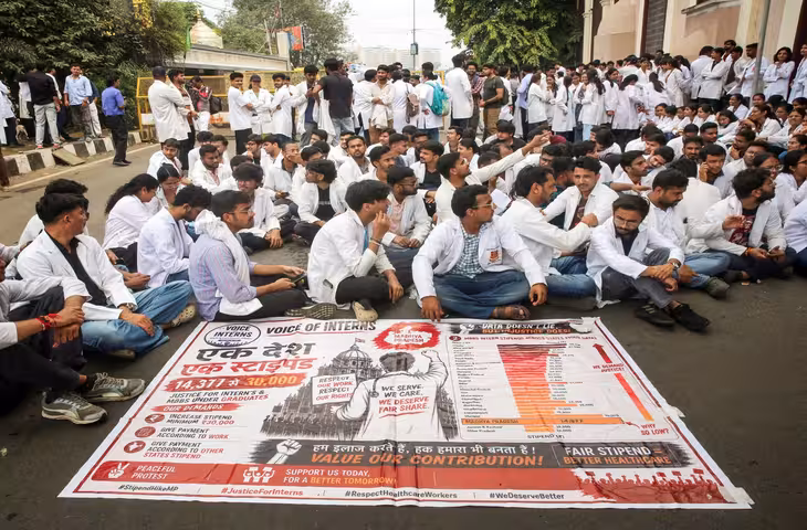 भोपाल में ट्रेनी डॉक्टरों का प्रदर्शन जारी, लाठीचार्ज और वाटर कैनन के विरोध में अड़े; स्टाइपेंड बढ़ाने की मांग