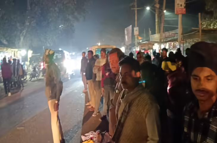 सड़क हादसे के बाद बवाल, युवक की मौत से आक्रोशित लोगों ने बस फूंकी, मचा हड़कंप