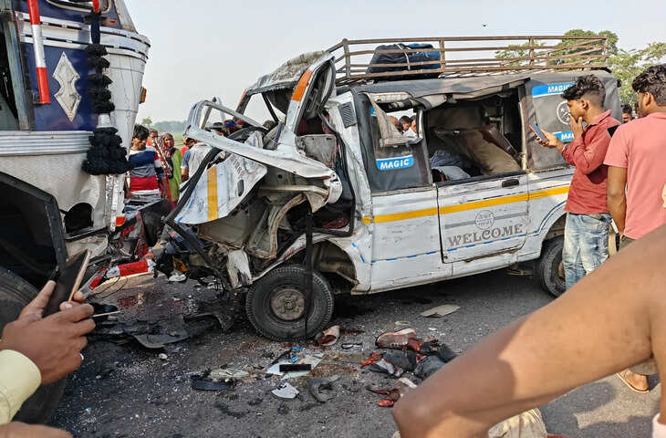लखीमपुर खीरी में भीषण सड़क हादसा: ट्रक और मैजिक की आमने-सामने टक्कर, 9 लोगों की मौत, कई घायल