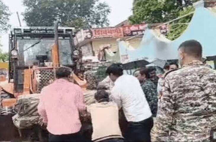 आगरा में नगर निगम की बड़ी कार्रवाई, एसएन मेडिकल कॉलेज से मोती कटरा रोड तक हटाए अतिक्रमण; बारिश के बीच चला अभियान