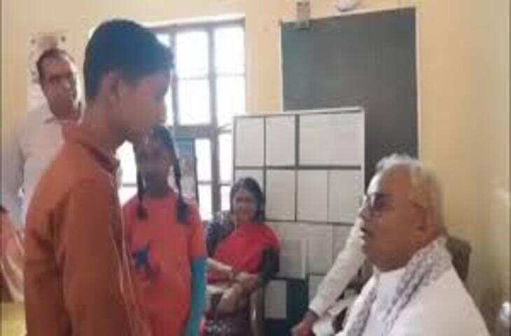 भरतपुर में शिक्षकों का विरोध: जिला शिक्षा अधिकारी कार्यालय के बाहर &lsquo;सद्बुद्धि यज्ञ&rsquo;, वीडियो में जाने गर्मियों की छुट्टियों में कटौती पर नाराजगी