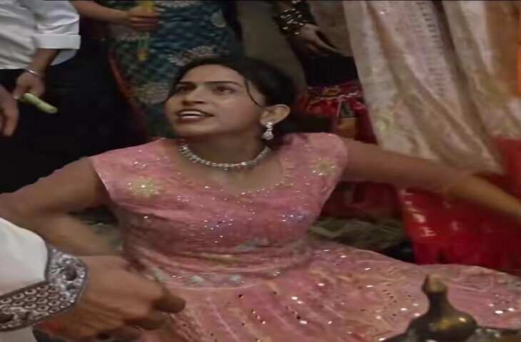 यूपी के औरैया में गरबा खेलने पहुंची महिला इन्फ्लुएंसर का हंगामा! मंदिर में चप्पल देखकर भड़की,&nbsp;देखें वीडियो&nbsp;