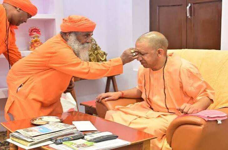 गुरु पूर्णिमा पर सीएम योगी ने गोरखनाथ मंदिर में की पूजा-अर्चना, गुरु अवेद्यनाथ की समाधि पर अर्पित की श्रद्धांजलि