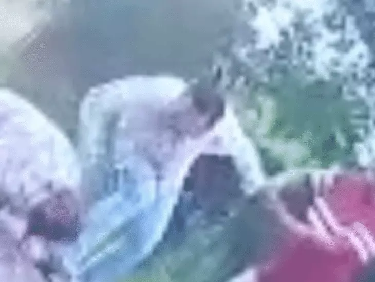 ललितपुर में ई-रिक्शा चालक से मारपीट, घटना का वीडियो आया सामने; पुलिस जांच में जुटी