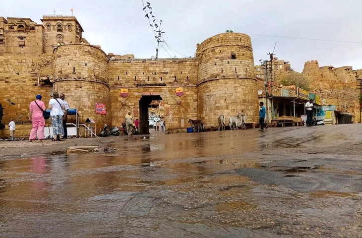 पश्चिमी विक्षोभ का असर, जैसलमेर में बारिश-ओलावृष्टि से मौसम बदला, गर्मी की आहट पर लगी ब्रेक