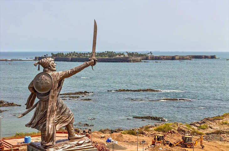 महाराष्ट्र सरकार ने शिवाजी महाराज की 91 फुट ऊंची प्रतिमा का अनावरण किया, घटना के नौ महीने बाद