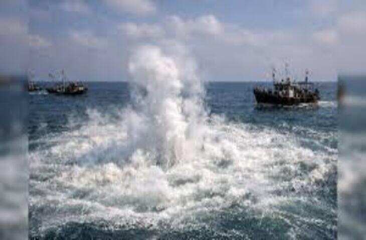 अरब सागर में अचानक क्यों उबलने लगा समंदर का पानी, महाराष्ट्र तट पर रहस्यमयी घटना ने बढ़ाई चिंता