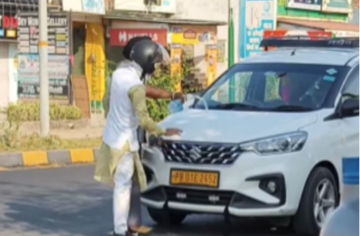 चलती कार पर थुक दिया गुटखे का पीक, सरदार जी ने बीच सड़क पर ऐसे सिखाया सबक, वीडियो वायरल