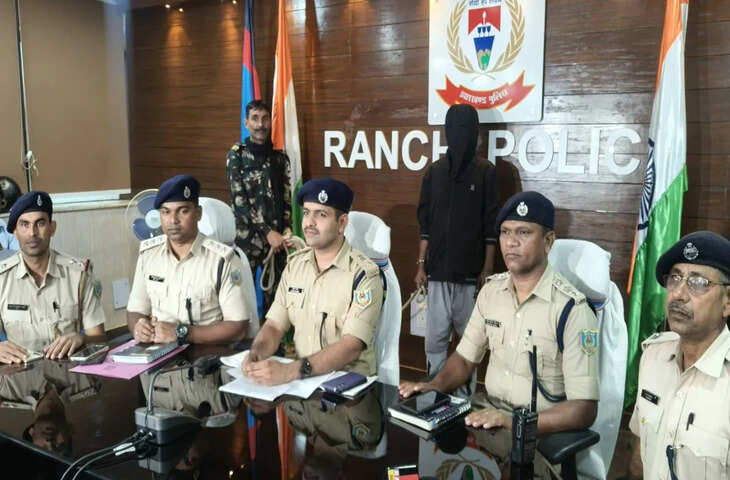दूसरे के घर में चल रही पुलिस की छापेमारी को झांक-झांक कर देख रहा था, खुद के ही घर पर पड़ गई रेड, मिली 15000 लीटर शराब