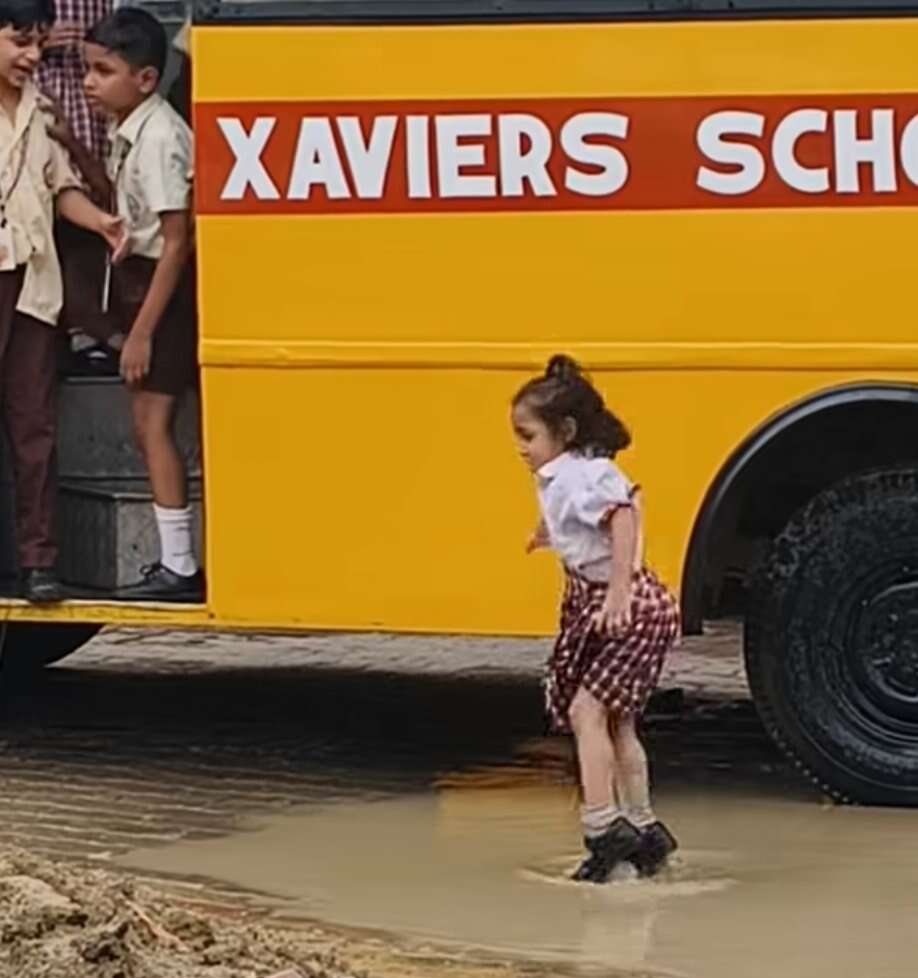 Cute Baby Viral Video: मां की बात अनसुनी कर कीचड़ में जमकर खेली नन्ही बच्ची, वीडियो जीत रहा लोगों का दिल