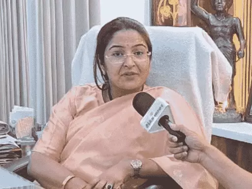 मंत्री प्रतिमा बागरी के जाति प्रमाण-पत्र विवाद में मुनादी पर सियासत तेज, अधिकारी पर कार्रवाई की मांग उठी