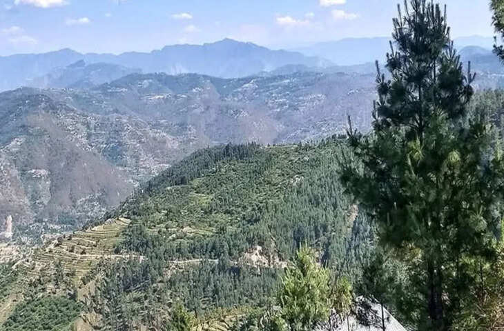 हिमाचल प्रदेश अपनी खूबसूरत घाटियों के लिए जाना जाता है। यहां के खूबसूरत नजारे आपका मन मोह लेंगे। हिमाचल का नाम आते ही लोगों के मन में धर्मशाला, कुल्लू-मनाली जैसी जगहों का नाम आता है। गर्मियों का मौसम आ गया है और इन जगहों पर बहुत भीड़ होती है।  लेकिन अगर आप गर्मियों में हिमाचल की किसी ऑफबीट जगह पर जाना चाहते हैं तो यहां हम आपको एक बेहतरीन जगह के बारे में बता रहे हैं। इस जगह का नाम करसोग है। यहां ऐसे प्राकृतिक नजारे हैं कि आप वापस नहीं लौटना चाहेंगे। यहां आकर आपको एक आजाद पक्षी जैसा अनुभव होगा।  करासोग बहुत खूबसूरत है  करसोग मंडी से 125 किमी की दूरी पर है। वहीं, शिमला से इसकी दूरी 100 किमी है। यहां की खास बात यह है कि इस जगह पर भीड़भाड़ नहीं होती। प्रकृति प्रेमियों के लिए यह स्थान किसी स्वर्ग से कम नहीं है।  करासोग को मंदिरों का शहर भी कहा जाता है। लेकिन यहां की जनसंख्या ठीक है। यहां कमरूनाग मंदिर और शिखरी देवी मंदिर है। रसोग में फैली हरियाली ही है जो यहां आने वाले लोगों का ध्यान अपनी ओर आकर्षित करती है। कारासोग घाटी में कामाक्षा देवी और माहुनाग का मंदिर बहुत लोकप्रिय है। करासोग घाटी को रहस्यों और मंदिरों की घाटी के नाम से भी जाना जाता है।  पांडवों का मंदिर  करसोग घाटी में ममलेश्वर मंदिर भी है। कहा जाता है कि यह मंदिर पांडवों का है। ऐसा माना जाता है कि पांडवों ने अपना अज्ञातवास इसी स्थान पर बिताया था। सबसे दिलचस्प बात यह है कि यहां 5 शिवलिंग हैं, जिन्हें पांडवों ने प्रसिद्ध किया था। यहां एक ढोल भी है, जिसके बारे में कहा जाता है कि वह भीम का है।  कामरु नाग ट्रेक  जो लोग रोमांच पसंद करते हैं उनके लिए करसोग एक अद्भुत जगह है। यहां से 22 किमी की दूरी पर रोहांडा है, जहां से कामरू नाग ट्रेक है। यहां आपको पहाड़ों का शानदार नजारा और बर्फ की चादर देखकर मन को बड़ी शांति मिलेगी। गर्मियों की छुट्टियों में आप इस कम भीड़-भाड़ वाली जगह पर जा सकते हैं।  करसोग कैसे पहुंचें?  अगर आप दिल्ली से करसोग जाना चाहते हैं तो आप ट्रेन से कालका पहुंच सकते हैं। इसके लिए आपको बस या टैक्सी से जाना होगा। आप चाहें तो दिल्ली से मंडी जा सकते हैं और फिर वहां से बस ले सकते हैं।