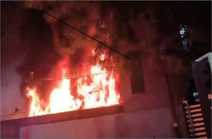 कासगंज के Vishal Mega Mart में भीषण आग, धुएं के गुबार से मचा हड़कंप,देखें VIDEO