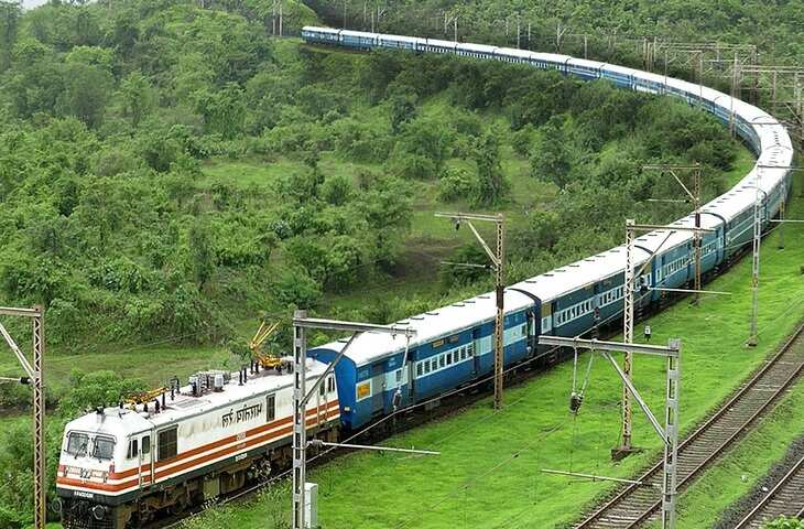 Railway Alert: अप्रैल में इतने दिन रद्द रहेंगी ट्रेनें, यात्रा से पहले जान लें पूरा शेड्यूल