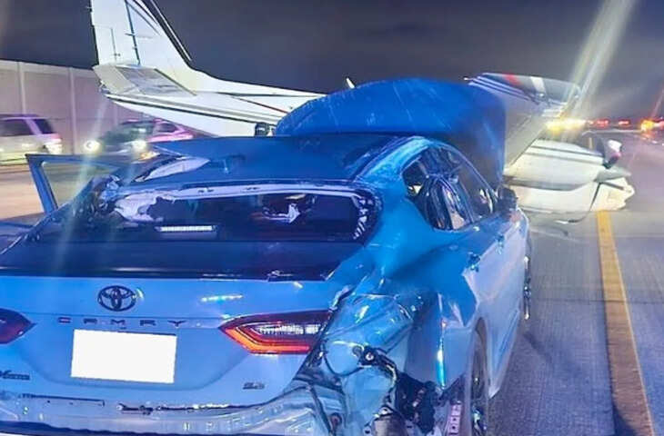 हाईवे पर दौड़ रही कार, पीछे से हवाई जहाज ने मारी टक्कर, चौंकाने वाला वीडियो वायरल