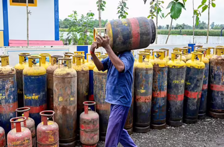 LPG Price Update: कमर्शियल गैस सिलेंडर की सप्लाई पर सरकार का बड़ा फैसला, जानिए आज कितने रुपये में मिल रहा है सिलेंडर