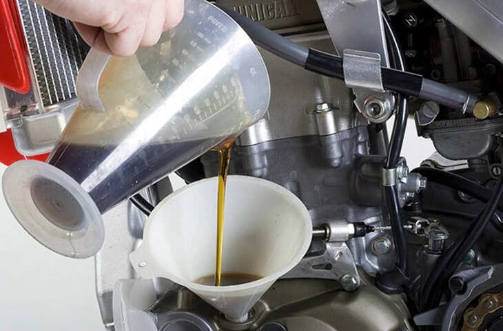 बाइक के लिए सही&nbsp;Engine Oil का चुनाव है बेहद जरूरी, एक गलती और&nbsp;भुगतना&nbsp;पड़ सकता है बड़ा खामियाजा&nbsp;