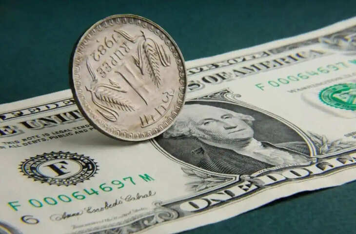 रुपया ऐतिहासिक गिरावट पर, वीडियो में जाने डॉलर के मुकाबले 93.24 के रिकॉर्ड निचले स्तर तक पहुंचा