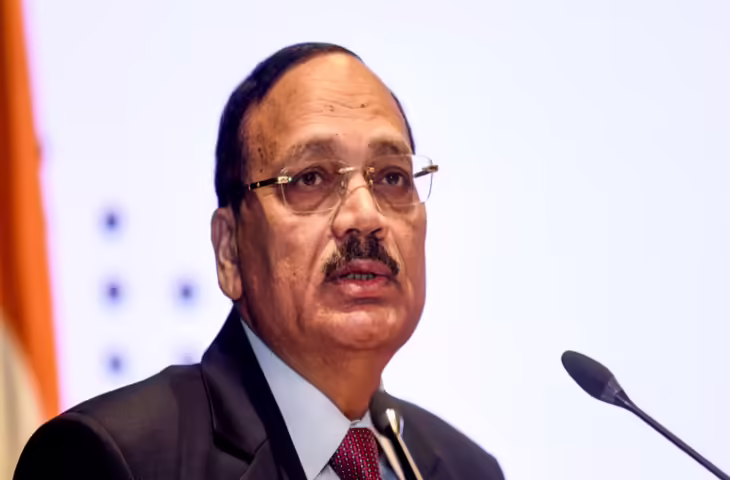 CJI सूर्य कांत का बयान विवादों के बीच स्पष्टीकरण: &ldquo;युवाओं की नहीं, फर्जी डिग्रीधारकों की आलोचना की थी&rdquo;