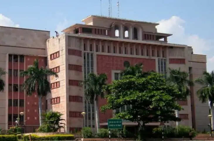 मध्यप्रदेश सरकार ने छठवें राज्य वित्त आयोग के कार्यकाल को एक साल के लिए बढ़ा दिया है। अब आयोग 31 अक्टूबर 2026 के बजाय 31 अक्टूबर 2027 तक काम करेगा। सरकार के इस फैसले के बाद आयोग को अपनी जिम्मेदारियों को पूरा करने के लिए अतिरिक्त समय मिल गया है। आयोग के कार्यकाल में विस्तार का फैसला ऐसे समय में लिया गया है, जब राज्य में स्थानीय निकायों की वित्तीय व्यवस्था और संसाधनों के उचित वितरण जैसे विषय महत्वपूर्ण हैं।  राज्य वित्त आयोग का काम प्रदेश में स्थानीय निकायों की वित्तीय स्थिति का आकलन करना और उनके बीच वित्तीय संसाधनों के बंटवारे को लेकर सिफारिशें देना होता है। इसमें नगरीय निकायों और पंचायती राज संस्थाओं की आर्थिक जरूरतों पर विचार किया जाता है, ताकि उन्हें विकास कार्यों और नागरिक सुविधाओं के संचालन के लिए आवश्यक संसाधन मिल सकें। 31 अक्टूबर 2027 तक बढ़ाया गया कार्यकाल मध्यप्रदेश सरकार के फैसले के अनुसार, छठवें राज्य वित्त आयोग का कार्यकाल 31 अक्टूबर 2026 को समाप्त होने के बजाय अब 31 अक्टूबर 2027 तक जारी रहेगा। इस तरह आयोग को अपना काम पूरा करने के लिए एक साल का अतिरिक्त समय दिया गया है।  कार्यकाल बढ़ाने से आयोग को अपने निर्धारित कार्यों, वित्तीय आकलन और सिफारिशों से संबंधित प्रक्रियाओं को आगे बढ़ाने का अवसर मिलेगा। हालांकि, सरकार की ओर से कार्यकाल विस्तार के पीछे बताए गए विस्तृत कारणों और आयोग को सौंपी गई नई जिम्मेदारी के स्वरूप की जानकारी उपलब्ध विवरण में स्पष्ट नहीं है। क्या होता है राज्य वित्त आयोग का काम? राज्य वित्त आयोग स्थानीय स्वशासन की वित्तीय व्यवस्था में महत्वपूर्ण भूमिका निभाता है। संविधान के अनुच्छेद 243-I के तहत पंचायतों की वित्तीय स्थिति की समीक्षा के लिए राज्य वित्त आयोग का प्रावधान है। वहीं, अनुच्छेद 243-Y नगरपालिकाओं की वित्तीय स्थिति की समीक्षा से संबंधित है।  आयोग राज्य सरकार को यह सुझाव दे सकता है कि राज्य के करों, शुल्कों और अन्य राजस्व स्रोतों से प्राप्त धन का स्थानीय निकायों के बीच किस प्रकार वितरण किया जाए। इसके अलावा पंचायतों और नगरपालिकाओं की आर्थिक स्थिति मजबूत करने के उपायों पर भी सिफारिशें दी जा सकती हैं।  इन सिफारिशों का उद्देश्य स्थानीय निकायों को विकास योजनाओं, सड़क, सफाई, पेयजल और अन्य बुनियादी सुविधाओं के लिए वित्तीय रूप से सक्षम बनाने में मदद करना है। स्थानीय निकायों के लिए क्यों अहम है यह फैसला? पंचायतों और नगरपालिकाओं को अपने क्षेत्र में विकास कार्यों के साथ-साथ नियमित नागरिक सुविधाओं की जिम्मेदारी भी निभानी होती है। इन कामों के लिए पर्याप्त वित्तीय संसाधन जरूरी हैं। राज्य वित्त आयोग की सिफारिशें संसाधनों के वितरण और स्थानीय निकायों की आर्थिक जरूरतों के आकलन में उपयोगी होती हैं।  ऐसे में छठवें राज्य वित्त आयोग के कार्यकाल में एक साल का विस्तार प्रशासनिक और वित्तीय समीक्षा की प्रक्रिया के लिहाज से महत्वपूर्ण है। अब आयोग 31 अक्टूबर 2027 तक अपने कार्यकाल में निर्धारित जिम्मेदारियों पर काम कर सकेगा।  हालांकि, कार्यकाल बढ़ने से संबंधित सिफारिशों या वित्तीय आवंटन में तत्काल बदलाव हो गया है, ऐसा नहीं माना जाना चाहिए। इसके लिए आयोग की सिफारिशों और सरकार के आगे के फैसलों की जानकारी जरूरी होगी।