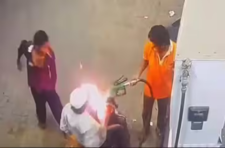 सिगरेट बुझाने को कहा तो कर दी खतरनाक हरकत! पेट्रोल टंकी में डाली जलती सिगरेट, यहाँ देखे खौफनाक वीडियो&nbsp;