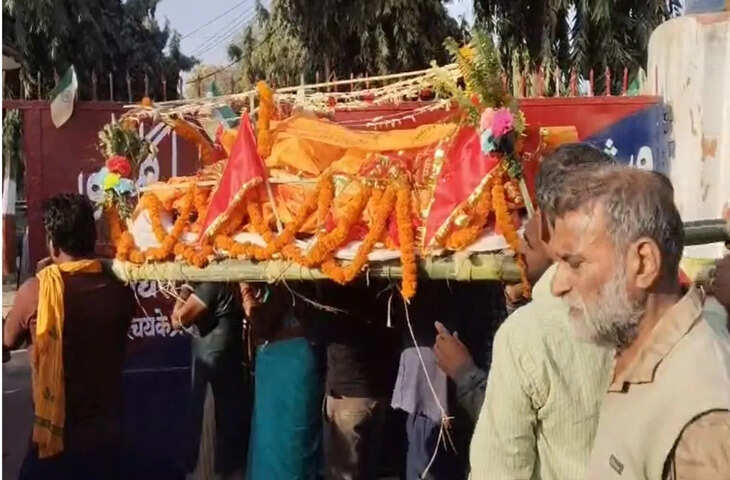सलाखों के उस पार बेटे, इस पार मां की अर्थी, जेल गेट पर किया अंतिम दर्शन, देख रो पड़े लोग