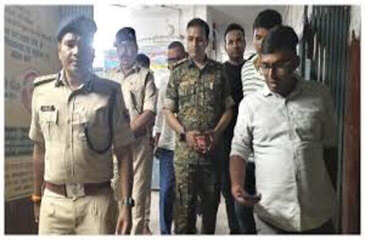 जिले के उत्तरी क्षेत्र तरैया थाना क्षेत्र के सगुनी दियारा में मंगलवार की देर संध्या को पुलिस और अपराधियों के बीच तीव्र मुठभेड़ हुई। इस मुठभेड़ ने इलाके में सनसनी फैला दी। सारण के वरीय पुलिस अधीक्षक डॉ. कुमार आशीष ने बताया कि पुलिस को गुप्त सूचना मिली थी कि सगुनी दियारा में अपराधियों का एक समूह किसी बड़ी वारदात को अंजाम देने के उद्देश्य से इकठ्ठा हुआ है।  पुलिस ने किया छापा, अपराधियों ने खोला फायर सूचना मिलते ही सारण पुलिस और एसटीएफ की संयुक्त टीम ने इलाके में छापेमारी के लिए पहुंची। जैसे ही पुलिस की टीम ने कार्रवाई शुरू की, अपराधियों ने पुलिस पर ताबड़तोड़ फायरिंग करनी शुरू कर दी। पुलिस ने भी आत्मरक्षा में जवाबी फायरिंग की।  मुठभेड़ में एक अपराधी घायल इस जवाबी कार्रवाई में एक शातिर अपराधी को गोली लगी और वह घायल हो गया। पुलिस ने घायल अपराधी को कड़ी मशक्कत के बाद पकड़ लिया। वहीं, मुठभेड़ के दौरान कई अन्य अपराधी मौके से भागने में सफल रहे।  घायल अपराधी को अस्पताल में भर्ती कराया गया पुलिस ने घायल अपराधी को तुरंत तरैया के रेफरल अस्पताल में भर्ती कराया, जहां उसकी हालत स्थिर बताई जा रही है। पुलिस उसकी पहचान कर उसके अन्य साथियों की तलाश कर रही है।  प्रशासन ने बढ़ाई सुरक्षा इस मुठभेड़ के बाद इलाके में सुरक्षा कड़ी कर दी गई है। पुलिस ने कहा है कि किसी भी कीमत पर अपराधियों को पनाह नहीं दी जाएगी और क्षेत्र को अपराधमुक्त बनाने के लिए सख्त कदम उठाए जाएंगे।  सारण में जारी है अपराधियों के खिलाफ अभियान सारण जिला, जिसे कई बार &lsquo;आतंक का गढ़&rsquo; कहा जाता रहा है, में पुलिस लगातार अपराध नियंत्रण के लिए अभियान चला रही है। इस मुठभेड़ को पुलिस की बड़ी कामयाबी माना जा रहा है।