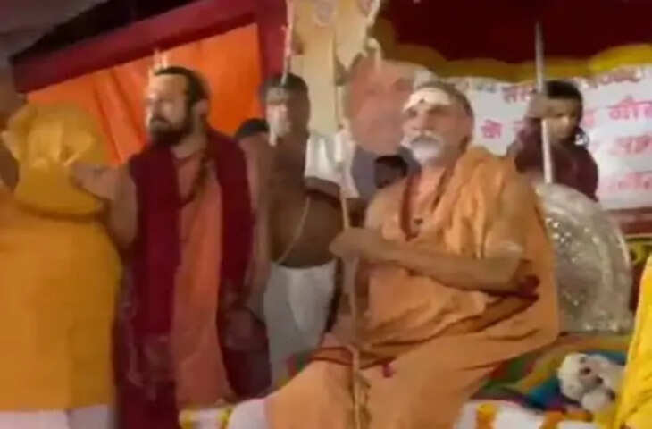 गोरक्षार्थ धर्मयुद्ध यात्रा के तहत गोंडा पहुंचे शंकराचार्य अविमुक्तेश्वरानंद: सपा नेता के कार्यक्रम में लोगों को किया संबोधित