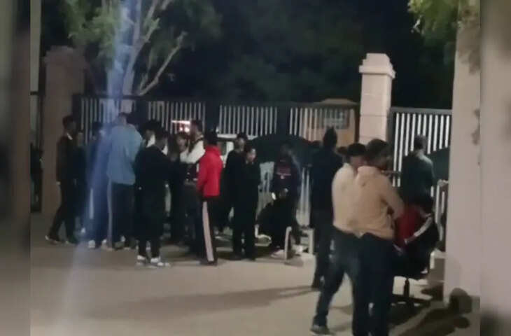 जयपुर में जगन्नाथ यूनिवर्सिटी के BNYS छात्रों का ठंडी रात में विरोध प्रदर्शन, फर्जी कॉलेज चलने का लगाया आरोप
