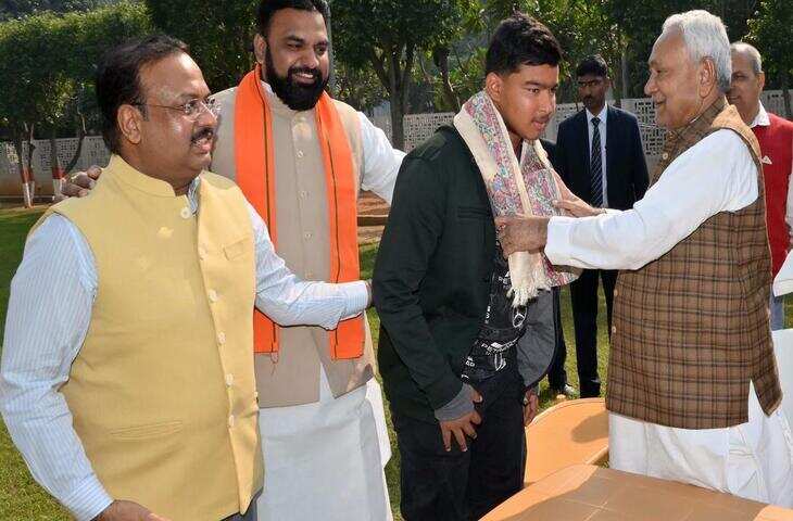 बिहार के मुख्यमंत्री नीतीश कुमार ने नई सनसनी वैभव सूर्यवंशी की सराहना की, ₹10 लाख नकद पुरस्कार की घोषणा की