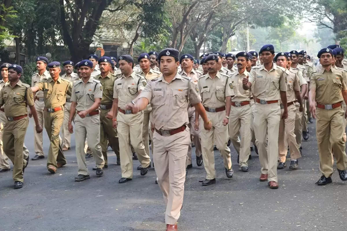 Jhansi  पुलिस, केंद्रीय रिजर्व पुलिस बल ने किया पैदल मार्च