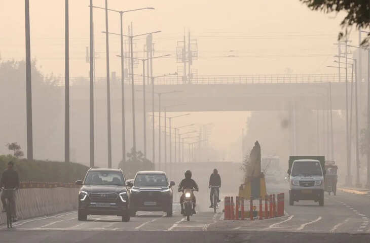 Delhi-NCR Pollution: स्मॉग की चादर में लिपटा पूरा इलाका, AQI खतरनाक स्तर की ओर