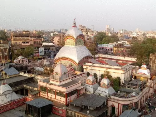 Kalighat Kali Temple: कालीघाट मंदिर की अनोखी परंपराएं, जहां देवी को चढ़ता है मछली-मांस का भोग; साल में एक बार होता है गुप्त स्नान