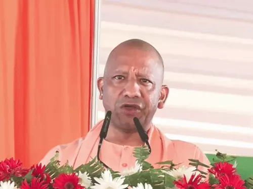 गोरखपुर में सीएम योगी ने ली रवि किशन की चुटकी, बोले- आज सांसद जी ने कुछ बोला नहीं; लगता है ज्यादा लोगों को भोज दे दिया