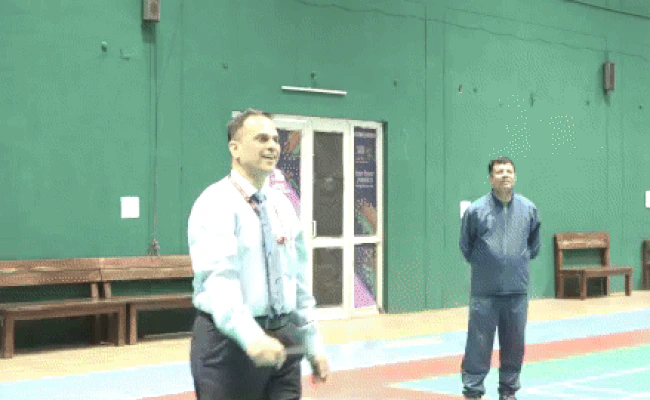 सीएस चैलेंजर कप टूर्नामेंट में CS वी श्रीनिवास ने खेला बैडमिंटन, कोर्ट पर दिखाया अपना हुनर