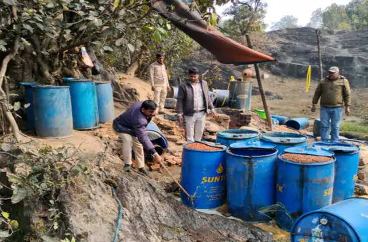 Durg पुलिस और वन विभाग ने की छापेमारी, 40 लीटर शराब किया गया नष्ट