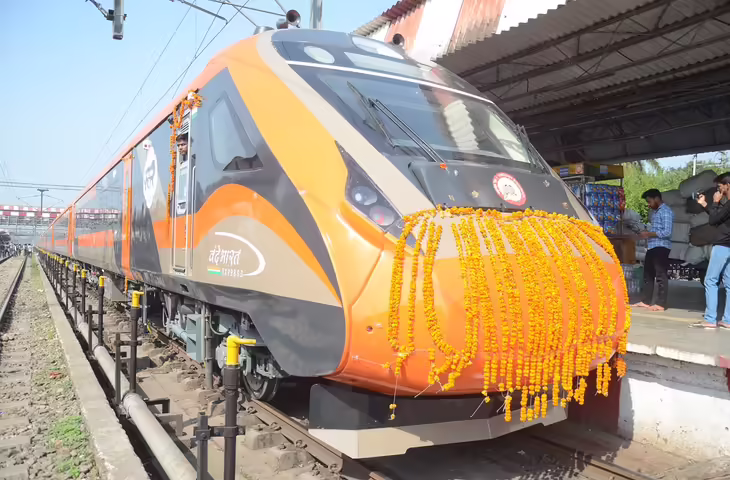 यात्रा से पहले खबर जरूर पढ़ें! 12 प्रमुख ट्रेनों का शेड्यूल बदला, तेजस और अमृत भारत की टाइमिंग भी प्रभावित