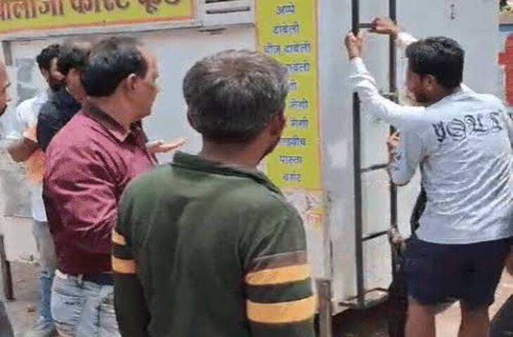 जोधपुर में अतिक्रमण हटाने पहुंचे निगम अधिकारियों के सामने रो पड़ा बुजुर्ग, वीडियो में देंखे JCB के आगे खड़े होकर बोला- &lsquo;मुझे खुद ले जाने दो&rsquo;