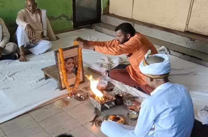 आगरा में जिंदा बेटी का परिजनों ने कराया शांति पाठ, प्रेमी के साथ रहने के फैसले से थे नाराज; फोटो पर चढ़ाई माला