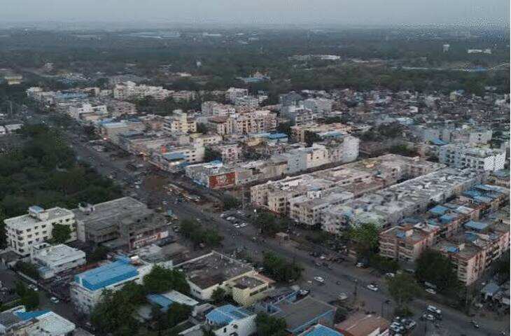 क्या लाल पानी देखकर कुत्ते भाग रहे हैं? महावर-सिंदूर मिलाकर नुस्खा आजमा रहे लोग; भोपाल की गलियों में टंगी बोतलों का सच