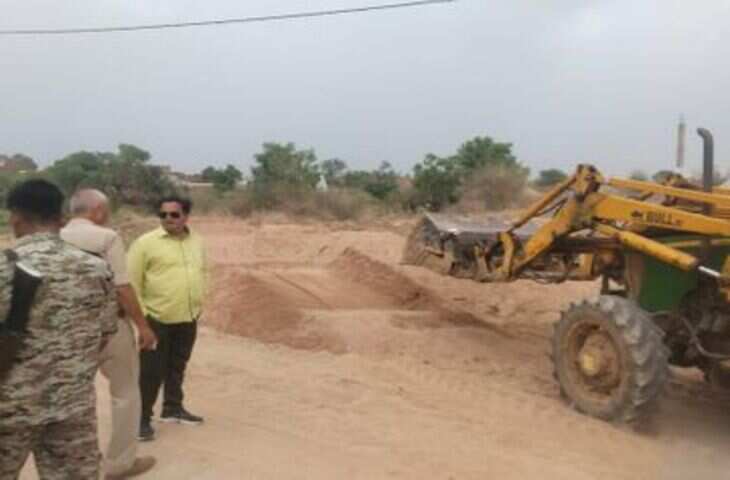 भिंड में सरकारी स्कूल बना अवैध रेत का भंडार, हाई स्कूल मैदान से 400 ट्रॉली रेत जब्त