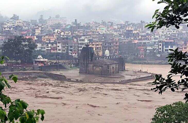 देश के कई राज्यों में बारिश-बाढ़ का कहर! उत्तराखंड में बह गईं गाड़ियां, यूपी में 40 हजार घर डूबे; केरल में स्कूल की छत उड़ी