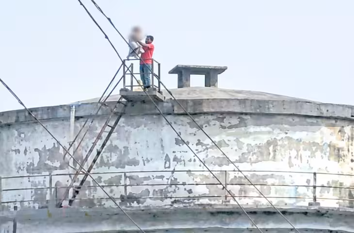 गिरिडीह में पारिवारिक संपत्ति विवाद ने लिया खतरनाक मोड़, 4 साल के बेटे को लेकर 150 फीट ऊंची जलमीनार पर चढ़ा युवक