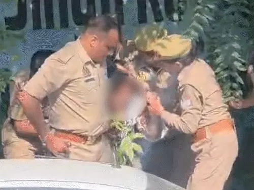 मेरठ में एसएसपी ऑफिस के बाहर महिला का हंगामा, चाकू लेकर पहुंची और नस काटने की दी धमकी