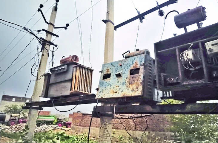 आकाशीय बिजली गिरने से ट्रांसफार्मर फटा, पुरानी आबादी में मचा हड़कंप